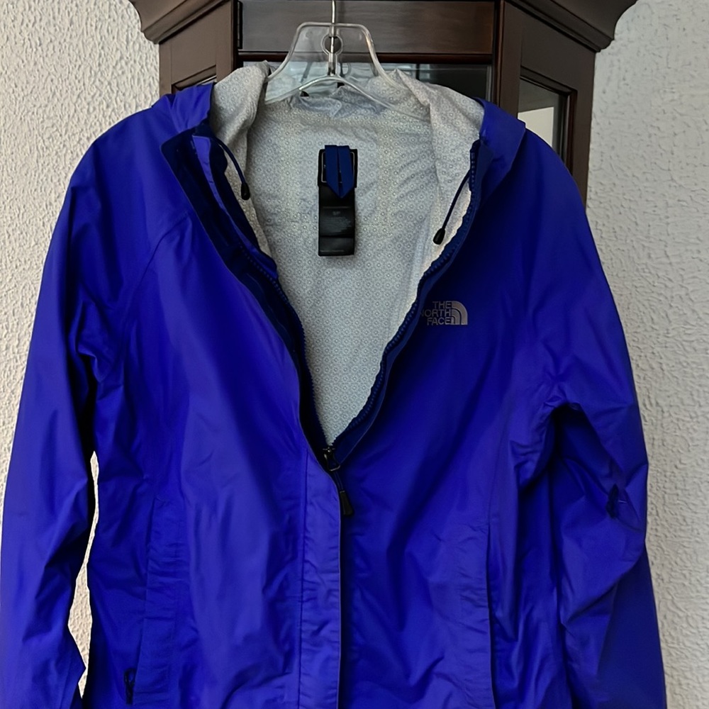The North Face Hyvent 2.5L rain jacket. Excellent condition. Size S